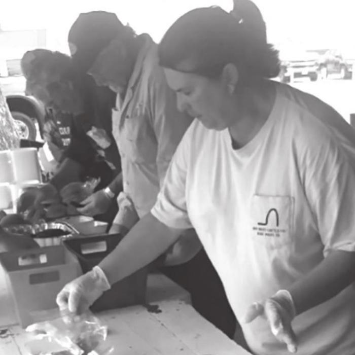 Volunteers Make Hamburgers at Livestock Show