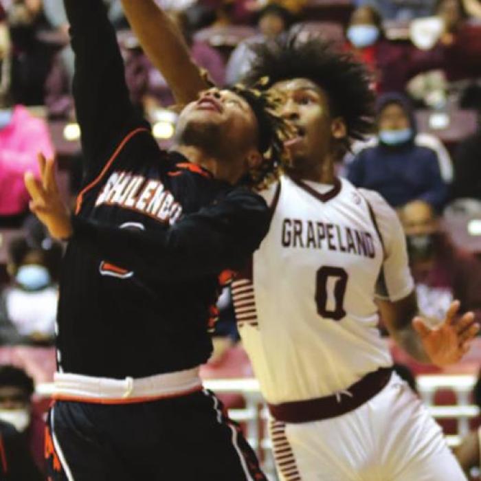 Schulenburg’s Keisean Johnson tries a reverse lay-up against some tough Grapeland defense Tuesday. Photo by Audrey Kristynik