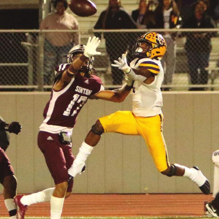 Sinton Ends La Grange’s Football Season in Area Round
