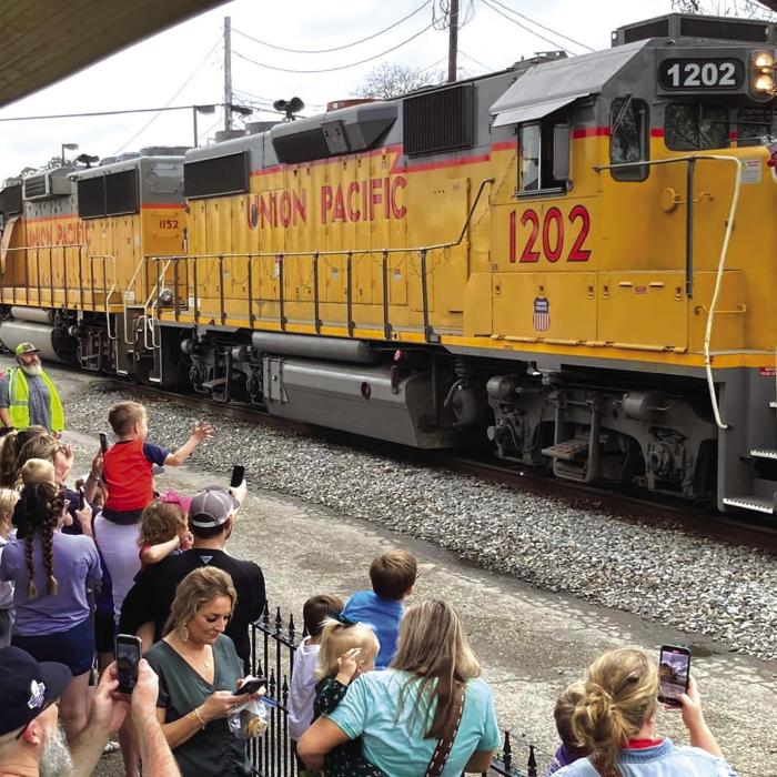 Santa Arrives in LG Via Train