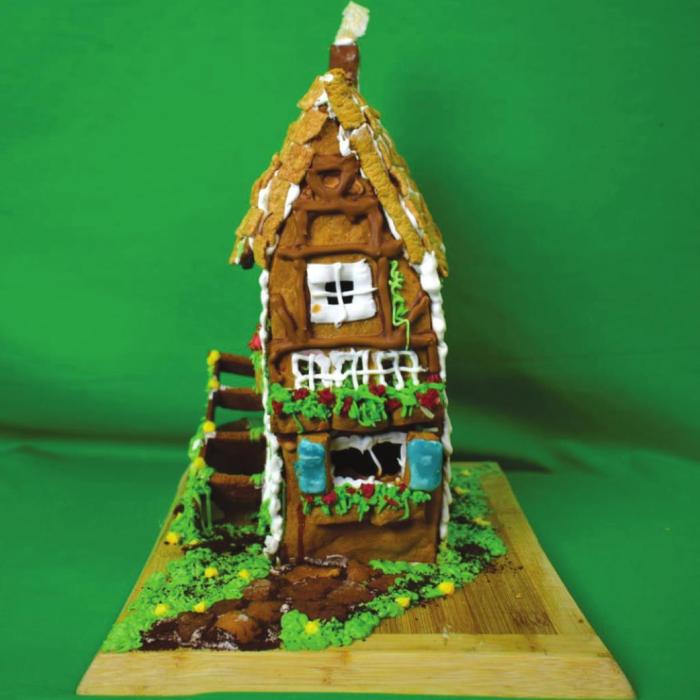 Traditional Gingerbread House - 4th - Isis Debrock and Alessandra Solorzano