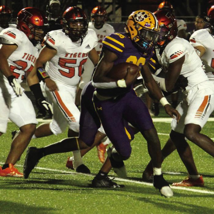 Smithville Beats La Grange 14-10 in Defensive Battle