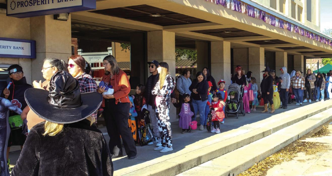 1,500 Trick-or-Treaters Pack Courthouse Square