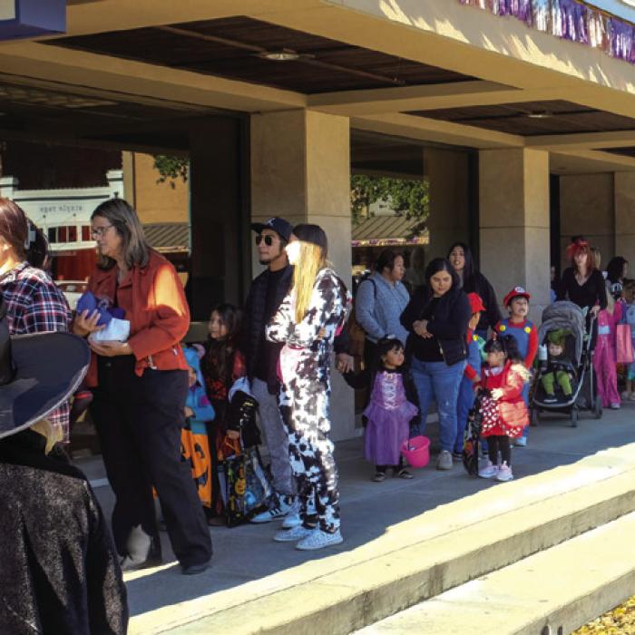 1,500 Trick-or-Treaters Pack Courthouse Square