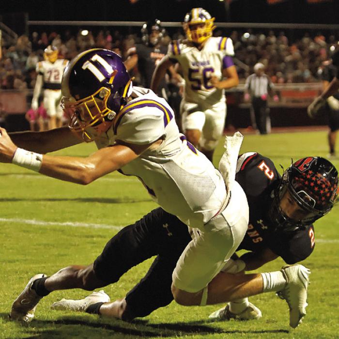 Weimar’s Sammy Hernandez stretches for a touchdown in Friday’s victory over Schulenburg. Photo by Darrell D. Gest
