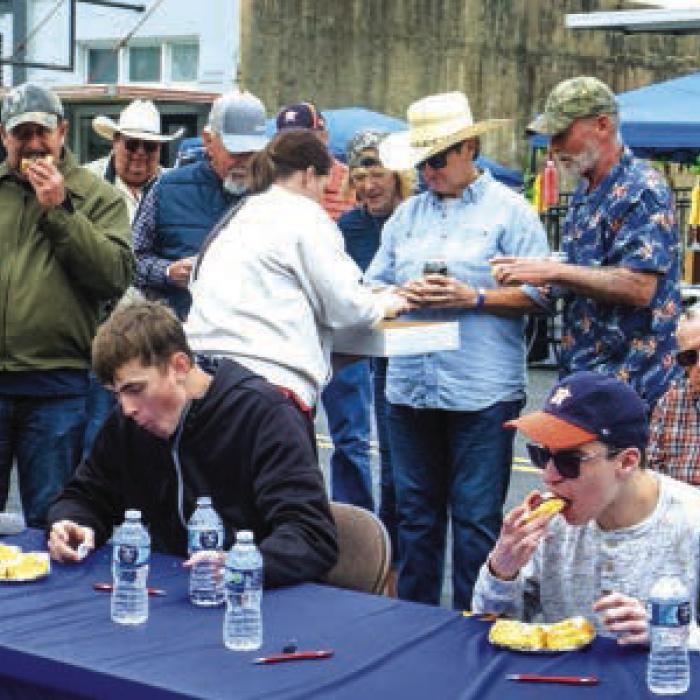 The Schulenburg Knights of Columbus sponsored a kolacheeating contest.