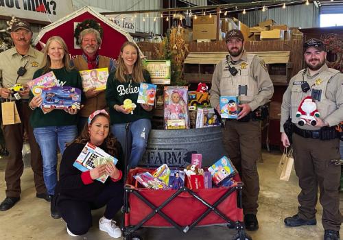 Deputy Santa Delivers Toys to 600 Local Children