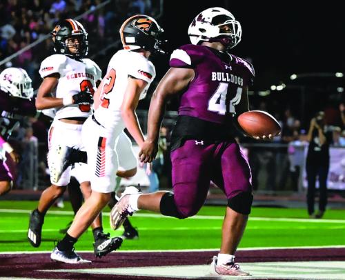 Kobe Burton runs in a touchdown for the Bulldogs in Friday’s game. Photo by Stephanie Steinhauser