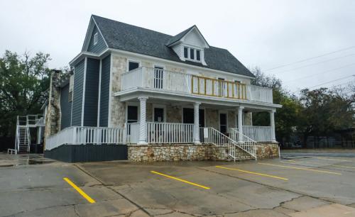 D Kitchen, a new restaurant, is set to open inside the old Boss’s Steak House at 710 W. Travis St. sometime after the first of the year. Photo by Andy Behlen