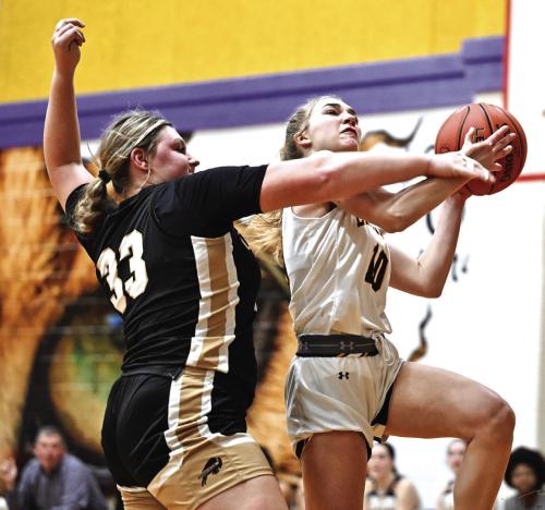 La Grange’s Kylie Trlicek drives to the basket against the defense of Giddings’ Kaylon Metcalf. Photo by Stephanie Steinhauser
