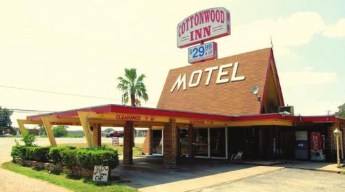 La Grange’s Cottonwood Inn