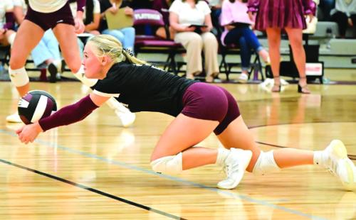 Brynlee Zimmermann picks up her 300th career dig. Photo by Stephanie Steinhauser