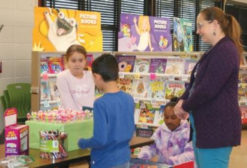 LES Hosts Scholastic Book Fair