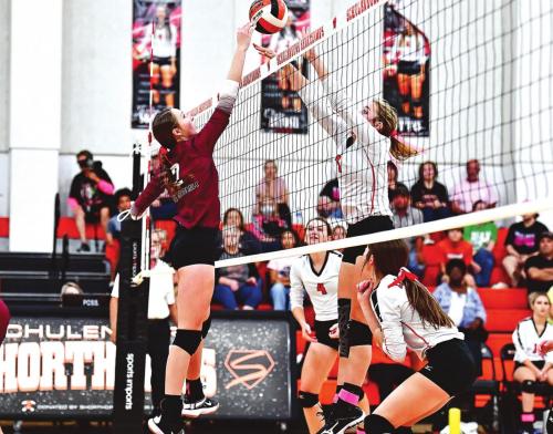 Flatonia’s Macy Bonds and Schulenburg’s Chloe Kutac battle at the net on Friday afternoon in Schulenburg. Photo by Stephanie Steinhauser