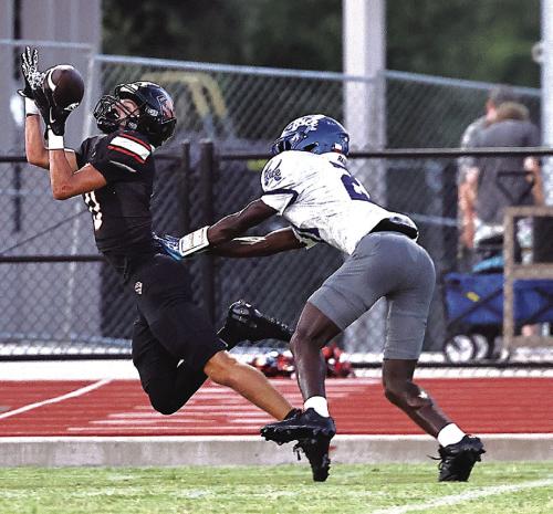 Schulenburg’s Denver Carr makes a valiant attempt to come up with this catch Thursday but was unable to do so. Photo by Darrell D. Gest
