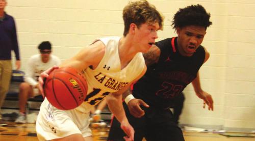 La Grange’s Eli Roberts drives past Smithville’s Phillip Minifee in Friday’s game. Photos by Jeff Wick