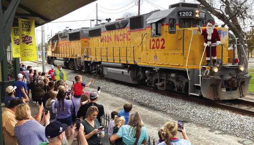 Santa Arrives in LG Via Train
