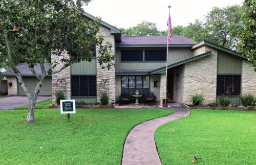 Bluff Haven Yard of the Month
