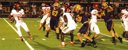 Smithville Beats La Grange 14-10 in Defensive Battle