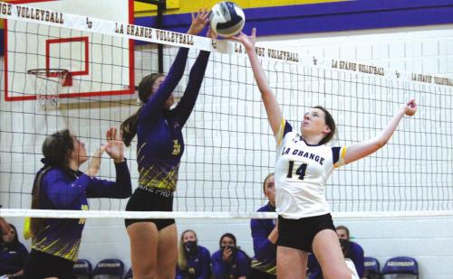 La Grange’s Hailey Hill, right, battles at the net against Weimar Tuesday. Photo by Jeff Wick
