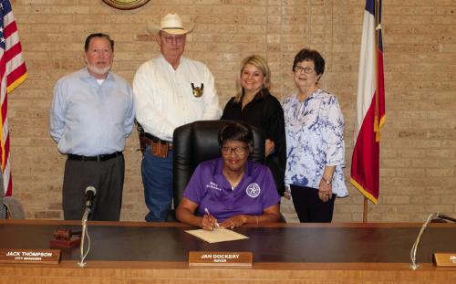 La Grange Mayor Jan Dockery (seated) signed a proclamation designating Oct. 24 as World Polio Day. On hand for the signing were representatives of the La Grange Rotary Club. Rotary Club International is a founding member of the Global Polio Eradication Initiative. Pictured are (back, from left) Rotarians Leonard Nuckolls, La Grange Police Chief David Gilbreath, Tish Muniz and Janet Moerbe. Staff photo by Andy Behlen