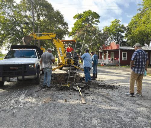 David Malota, Billy Vasut, Lee Chovanec, Mike Drab and Mayor Mike Stroup at the water leak on 159 and N. Rusk.