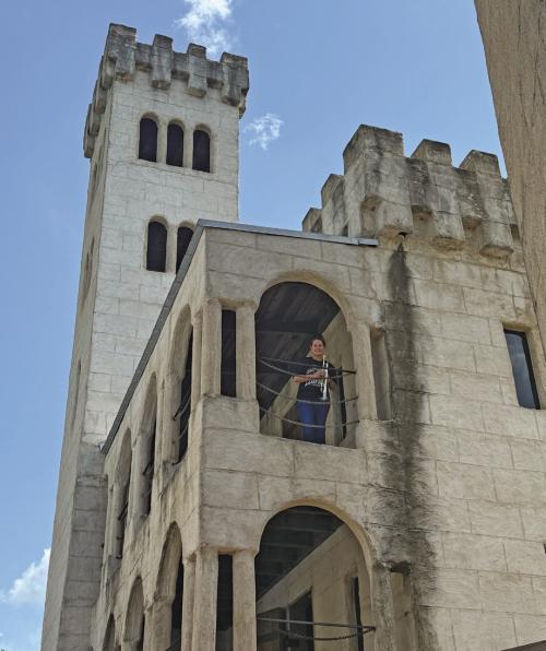 At Newman’s Castle in Bellville, a young wish kid was crowned “Queen for a Day” in a fairytale celebration made possible by Make-A-Wish. La Grange High School student Lauren Rusek performed the royal trumpet fanfare as the Queen made her grand entrance — a moment that brought smiles, cheers, and even a few tears.